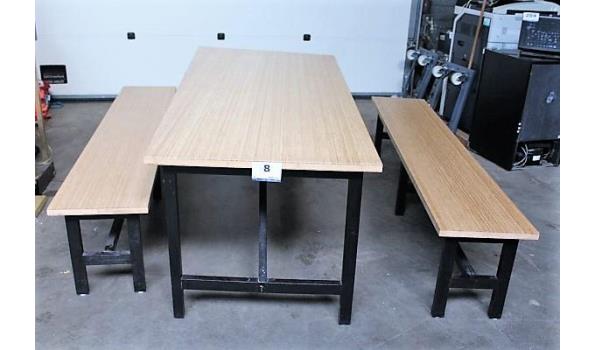 rechth tafel vv houten blad, afm plm 233x85cm en 245x106cm, compl met 2 zitbanken afm plm 210x40cm